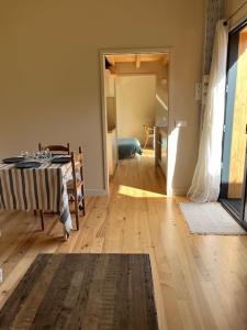 ein Wohnzimmer mit einem Tisch und einem Flur in der Unterkunft La petite Dépendance in Le Bouscat