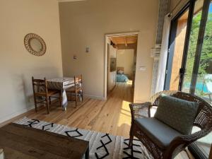 ein Wohnzimmer mit Tisch und Stühlen und einem Klavier in der Unterkunft La petite Dépendance in Le Bouscat + 12 Fotos