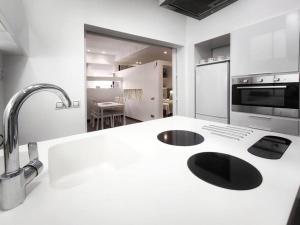 cocina con encimera blanca y fregadero en Apartamento en Terrassa en alquiler vacacional, en Terrassa