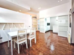 Un comedor con mesa y sillas y una cocina. en Apartamento en Terrassa en alquiler vacacional, en Terrassa