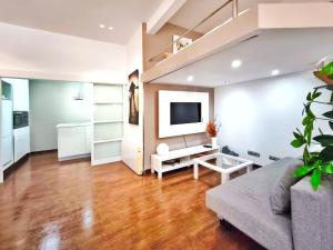 Una gran sala de estar con una cama y un televisor. en Apartamento en Terrassa en alquiler vacacional, en Terrassa