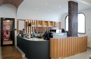 Cordex Hotel Marelan Medan的咖啡和沏茶工具