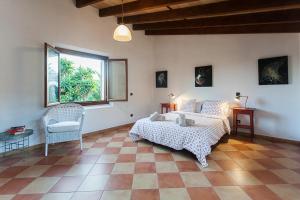セス・サリネスにあるCASA ANITA 4 paxのベッドと椅子と窓のある寝室