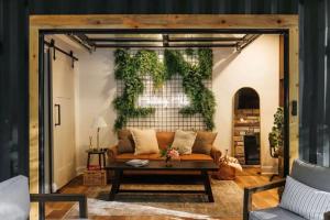 The Hillside Retreat - Cozy container home with Hot tub and Fire pit的休息区