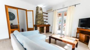 A television and/or entertainment centre at Villa Dolphin by Slow Villas