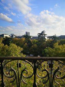 une vue d'une ville depuis un balcon dans l'établissement Creativity Quarters Habitación temporada en coliving para estudiantes, trabajadores y artistas, à Madrid