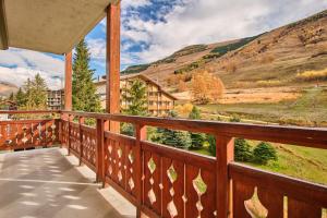 un balcón con vista a las montañas en Eperon - Les 2 Alpes, en Les Deux Alpes