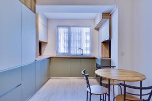 Kuchyň nebo kuchyňský kout v ubytování Cozy Studio Pipera