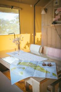 ein Tisch mit einer Brille darauf in der Unterkunft Adriatic Heritage Glamping No1 with Jacuzzi in Maslinica