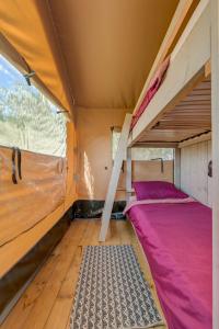 Zimmer mit 2 Etagenbetten in einem Zelt in der Unterkunft Adriatic Heritage Glamping No1 with Jacuzzi in Maslinica
