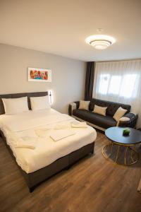 Ein Bett oder Betten in einem Zimmer der Unterkunft Liza Suit Hotel