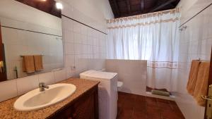 A bathroom at Pancho Molina