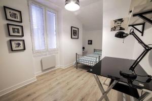 a room with a desk and a bed in it at PICH Grande maison centre-ville in Thouars