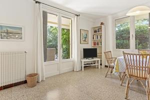 Μια τηλεόραση ή/και κέντρο ψυχαγωγίας στο Villa Dorène +14 φωτογραφίες