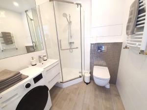博莱斯瓦维茨Apartament Przy Starówce - Hampton的带淋浴和卫生间的白色浴室