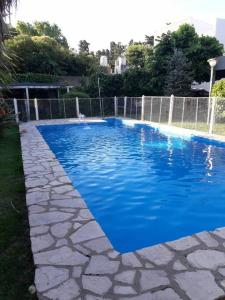 RanelaghにあるCasa quinta en Ranelagh, cerca de accesos!の庭の青い水のスイミングプール