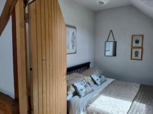 una camera da letto con un letto e una porta di legno di Les Bardinieres for Zoo Fleche a Savigné-sous-le-Lude