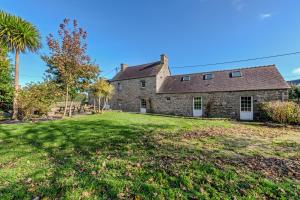 an old stone house with a large yard at Ker Breizh - Saint Pabu - 14 pers in Saint-Pabu