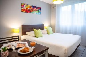 Postel nebo postele na pokoji v ubytování Comfort Aparthotel Besancon La City + 37 fotografií