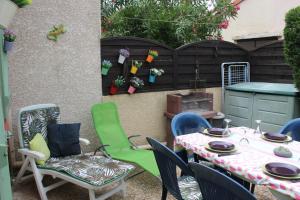 a patio with a table and chairs and a grill at Pavillon dans résidence avec piscine au cœur d'Argeles sur mer- 6PM120 in Plage dʼArgelès