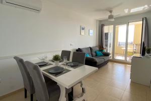 Ruang duduk di Vistamar appartment swimming pool and magnificent panoramic terrace !