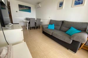 Ruang duduk di Vistamar appartment swimming pool and magnificent panoramic terrace !