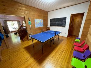 Stolní tenis v ubytování ログハウスSprout nebo okolí
