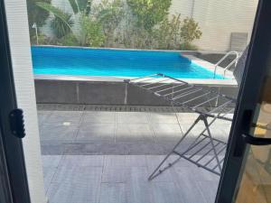 Πισίνα στο ή κοντά στο Spacious and modern one bed in hurhgarda