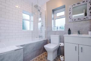 Koupelna v ubytování NEW! 4-Bed Home in Manchester by 53 Degrees Property, Ideal for Business & Long Term Contractor Stays, Sleeps 10! + 12 fotografií