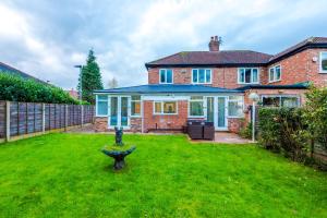 Zahrada ubytování NEW! 4-Bed Home in Manchester by 53 Degrees Property, Ideal for Business & Long Term Contractor Stays, Sleeps 10!