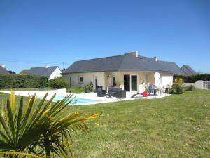 une maison avec une piscine et une cour dans l'établissement Villa Bord de Mer Piscine, à Plouha