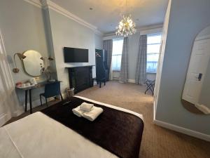 a bedroom with a large bed and a mirror at Arran House Hotel in London
