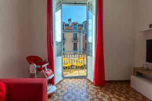 a living room with a view of a balcony at Casa Vacanza Dimora Vincenza in Luino
