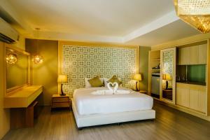 - une chambre dotée d'un lit avec deux cygnes dans l'établissement Moon Dragon Hotel, à Chiang Mai