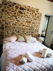 Postel nebo postele na pokoji v ubytování Effrosini Stonehouse center Portaria