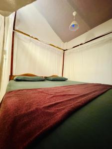 Postel nebo postele na pokoji v ubytování Cozy Sand Beach Hotel
