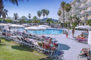 Bazén v ubytovaní Hotel Mercury by ALEGRIA alebo v jeho blízkosti