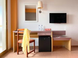 Televízia a/alebo spoločenská miestnosť v ubytovaní Hotel Mercury by ALEGRIA
