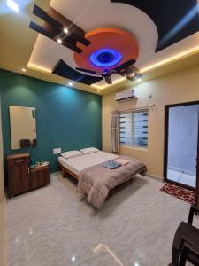 ein Schlafzimmer mit einem großen Bett und einem Deckenventilator in der Unterkunft Khushi's Paradise Villa hampi in Hampi
