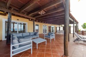 a living room with a couch and a table at Suite Altamar, 2 Bedroom - by Gestión Vacacional Canarias in Playa del Aguila