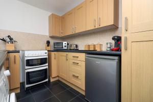 Η κουζίνα ή μικρή κουζίνα στο Delightful Home Great Location In Gloucester Quedgeley By StayStaycations