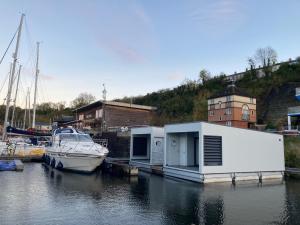 卡迪夫Rooms at Penarth Marina的停靠在水面码头的小船 更多10张照片