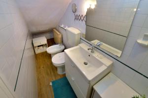 Un baño pequeño con inodoro y lavabo. en Villa Agello con Idromassaggio, en Agello 14 fotos más