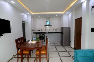 Kuchyň nebo kuchyňský kout v ubytování Buigal Bagan Restaurent & Apartment