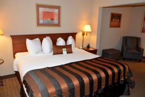 Cama ou camas em um quarto em Wingate by Wyndham West Monroe
