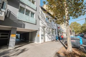 a sidewalk next to a building with a tree at Gästezimmer Kalb in Schweinfurt