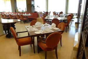 Ein Restaurant oder anderes Speiselokal in der Unterkunft The Sky Imperial, Jaipur 