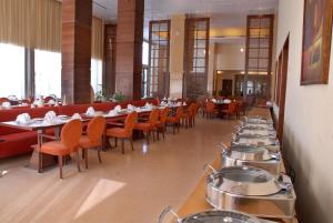 Ein Restaurant oder anderes Speiselokal in der Unterkunft The Sky Imperial, Jaipur 