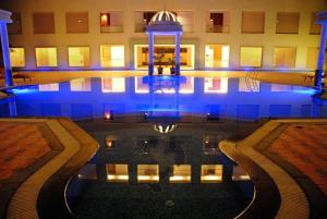 Der Swimmingpool an oder in der Nähe von The Sky Imperial, Jaipur
