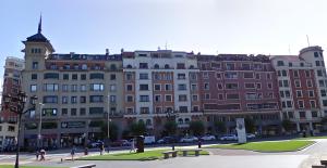 duży budynek z parkiem przed nim w obiekcie Habitación grande y confortable con baño privado junto a Guggenheim w mieście Bilbao